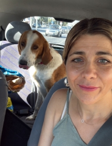 TV-Moderatorin Panagiota mit der geretteten Hündin Happy