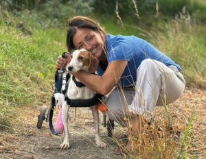 Marina mit Ramon, einem geretteten Tierschutzhund, beim Spaziergang. Tierschutz mit Herz & Verstand!