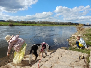 Jack steht am Wasser
