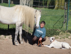 Lefty posiert mit Frauchen und Pferd